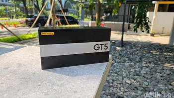Inilah kotak kemasan Realme GT5. Foto: Adi Fida Rahman/detikINET