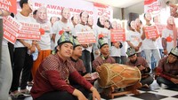 Para relawan ini berasal dari berbagai elemen seperti alumni pesantren, relawan millenial, penghapal alquran, dosen, relawan pemadam kebakaran, dan mahasiswa. 