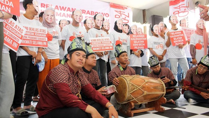 Relawan Prabowo di Kalsel Alihkan Dukungan Relawan Prabowo pada Pemilu 2019 di Kalimantan Selatan (Kalsel) mencabut dukungan. Mereka mengalihkan dukungan untuk Ganjar Pranowo dalam Pilpres 2024.