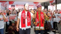 Relawan melakukan deklarasi mendukung Ganjar pada Minggu (24/9/2023). 