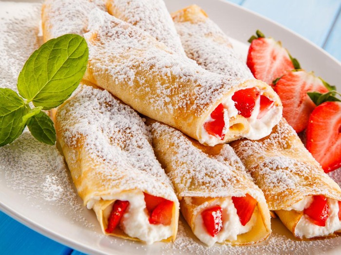 Resep Crepes Isi Krim dan Stroberi