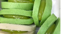 Gerai roti srikaya satu ini biasanya bertempat di area Pasar Modern, seperti BSD, Sinpasa, dan Bintaro. Namanya Roti Srikaya Borneo yang menyajikan pilihan roti kukus original dan pandan. Harganya Rp 4.000 per buah.Foto: Google Review