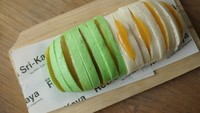 Legitnya selai srikaya dan lembutnya roti kukus juga bisa ditemui di gerai Roti Srikaya SKJ. Roti srikaya di sini bisa dibeli per paket seharga Rp 15.000 (4 buah) dan Rp 25.000 (8 buah). Foto: Google Review