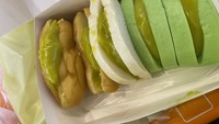 Roti Srikaya Ajung ini sudah berdiri sejak 2008. Namanya cukup tersohor di kawasan Krendang Raya yang memang dikenal sebagai surganya kuliner Pontianak. Harga per buahnya sekitar Rp 4.000. Foto: Google Review