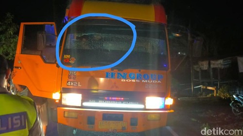 Salah satu truk yang dilempar batu oleh OTK di Jalan Denpasar-Gilimanukl, Jembrana.