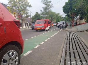 Duh! Jalur Sepeda di Cianjur Malah Dipakai Parkir Sembarangan