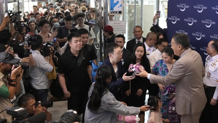 Semringah Turis China Liburan ke Thailand Tanpa Visa Chinese tourists dance with puppet as Chinese tourists are welcomed on the arrivals at Suvarnabhumi International Airport in Samut Prakarn province, Thailand, Monday, Sept. 25, 2023. Thailand's new government granting temporary visa-free entry to Chinese tourists, signaling that the recovery of the country's tourism industry is a top economic priority. (AP Photo/Sakchai Lalit)