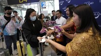 Turis China tiba di Bandara Internasional Suvarnabhumi di provinsi Samut Prakarn, Thailand, Senin (25/9/2023).   