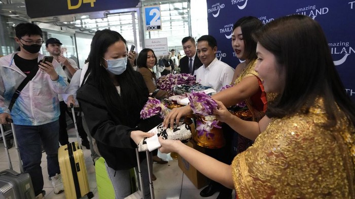 Semringah Turis China Liburan ke Thailand Tanpa Visa Chinese tourists dance with puppet as Chinese tourists are welcomed on the arrivals at Suvarnabhumi International Airport in Samut Prakarn province, Thailand, Monday, Sept. 25, 2023. Thailand's new government granting temporary visa-free entry to Chinese tourists, signaling that the recovery of the country's tourism industry is a top economic priority. (AP Photo/Sakchai Lalit)
