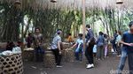 Sensasi Belanja dengan Kepingan Bambu di Pasar Pelipur Lara