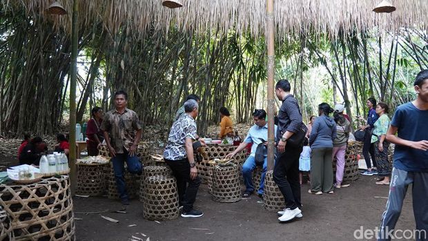Sensasi Belanja dengan Kepingan Bambu di Pasar Pelipur Lara