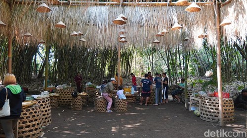 Sensasi Belanja dengan Kepingan Bambu di Pasar Pelipur Lara