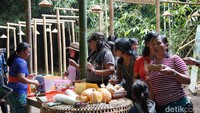 Bagi traveler yang ingin mendapatkan pengalaman dan sensasi berbeda saat berkunjung ke Desa Penglipuran. Pasar Pelipur Lara menjadi atraksi wisata yang tak boleh dilewatkan.