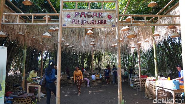 Sensasi Belanja dengan Kepingan Bambu di Pasar Pelipur Lara