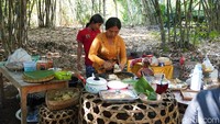 Pasar Pelipur Lara adalah sebuah pasar yang menjajakan berbagai macam makanan dan minuman tradisional. Tak hanya pada makanan dan minuman saja, pasar ini juga mengangkat konsep yang tradisional, dimana pedagang akan menggunakan pakaian khas tradisional Bali. Suasana pasar juga didukung dengan properti seperti zaman dulu sehingga menambah kesan tradisional.