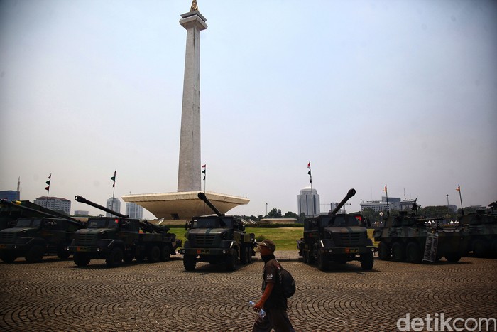 Sejumlah warga berfoto didepan kendaraan milik TNI saat pameran alutsista di kawasan Monas, Jakarta, Senin (25/9/2023). Dalam rangka memperingati HUT TNI ke-78, TNI menggelar pameran alat utama sistem persenjataan (alutsista) sebanyak 125 unit, yang terdiri dari 45 unit milik TNI AD, 45 unit milik TNI AL, 30 unit milik TNI AU dan 5 unit milik Mabes Polri yang dipamerkan di kawasan Monas, Jakarta hingga Rabu (27/9).