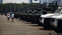 Pengunjung melihat-lihat deretan panser yang dipamerkan oleh TNI.  