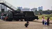 Selain alutsista, pengunjung juga foto-foto dengan latar belakang Monas.  