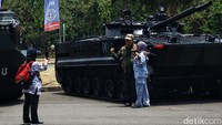 Salah satu alutsista yang dipamerkan adalah tank milik Marinir.  