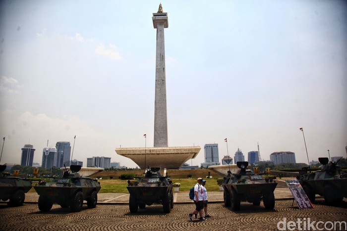 Seratusan Alutsista TNI Mejeng di Monas Sejumlah warga berfoto didepan kendaraan milik TNI saat pameran alutsista di kawasan Monas, Jakarta, Senin (25/9/2023). Dalam rangka memperingati HUT TNI ke-78, TNI menggelar pameran alat utama sistem persenjataan (alutsista) sebanyak 125 unit, yang terdiri dari 45 unit milik TNI AD, 45 unit milik TNI AL, 30 unit milik TNI AU dan 5 unit milik Mabes Polri yang dipamerkan di kawasan Monas, Jakarta hingga Rabu (27/9).