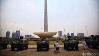 Alat utama sistem senjata (alutsista) TNI dipamerkan di Monas, Jakarta Pusat.  