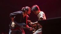 Adam (bassis) dan Eros (gitaris) berakhir di atasng panggug. Foto: Rifkianto Nugroho/detikcom
