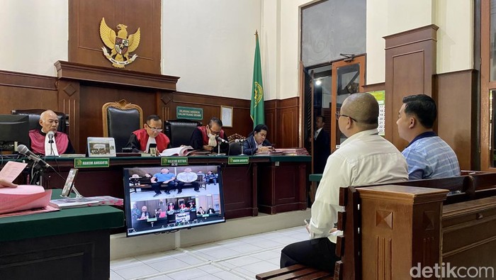 Sidang peretasan situs web Balitbang Jatim.