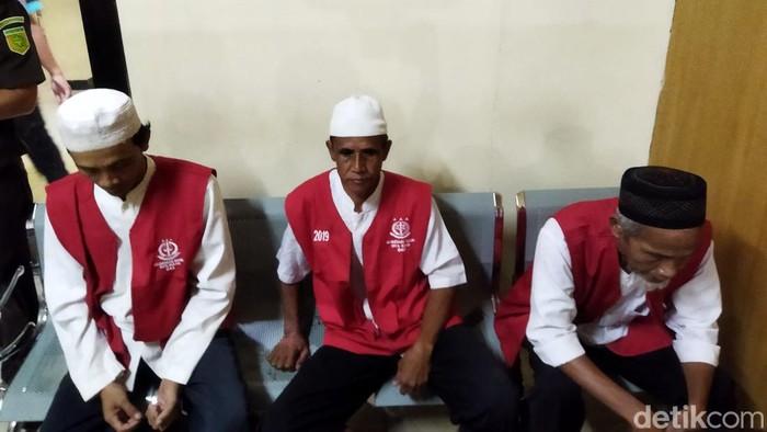 Sidang tuntutan kasus serial killer dengan terdakwa Wowon Erawan, Solihin alias Duloh, dan M Dede Solehudin ditunda untuk kelima kalinya. (Kurniawan F/detikcom)