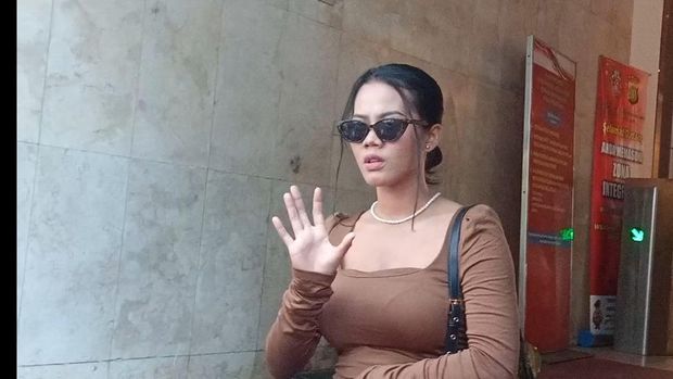 Siskaeee usai menjalani pemeriksaan polisi di Polda Metro Jaya, Senin (25/9/2023), terkait film porno.