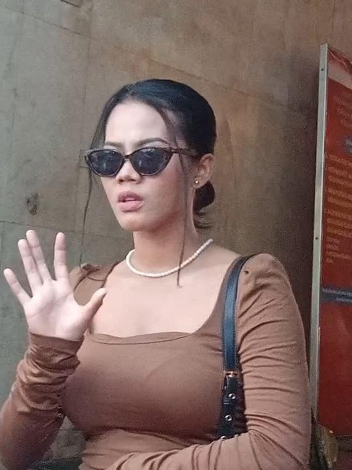 Siskaeee Siskaeee usai menjalani pemeriksaan polisi di Polda Metro Jaya, Senin (25/9/2023), terkait film porno.