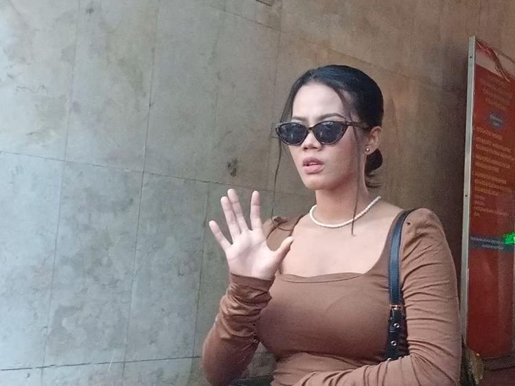 Gaya Siskaeee Berkaca Mata Hitam Usai Diperiksa Polisi Terkait Film Porno