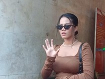 Gaya Siskaeee Berkaca Mata Hitam Usai Diperiksa Polisi Terkait Film Porno