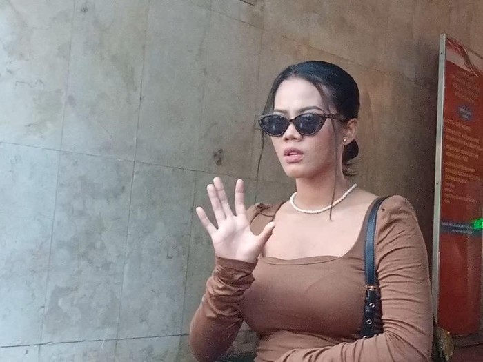 Siskaeee usai menjalani pemeriksaan polisi di Polda Metro Jaya, Senin (25/9/2023), terkait film porno.