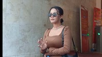 Siskaeee juga menggunakan baju cokelat dan tas hitam. Foto: Ahsan Nurrijal/detikcom