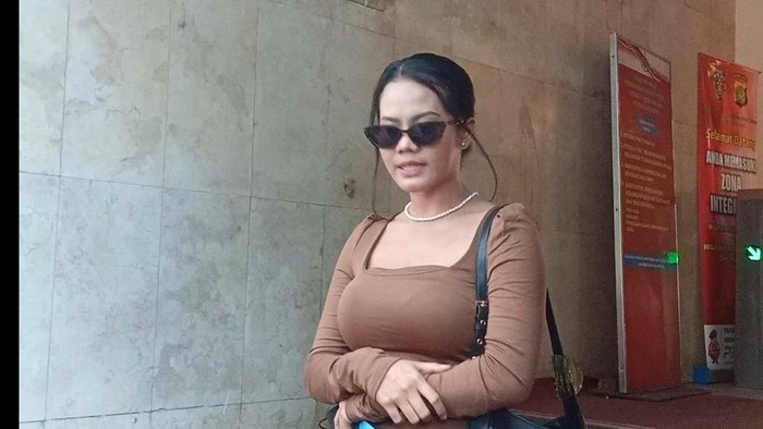 Siskaeee usai menjalani pemeriksaan polisi di Polda Metro Jaya, Senin (25/9/2023), terkait film porno.