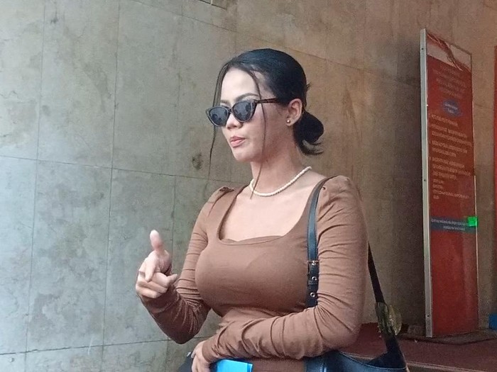 Siskaeee usai menjalani pemeriksaan polisi di Polda Metro Jaya, Senin (25/9/2023), terkait film porno.