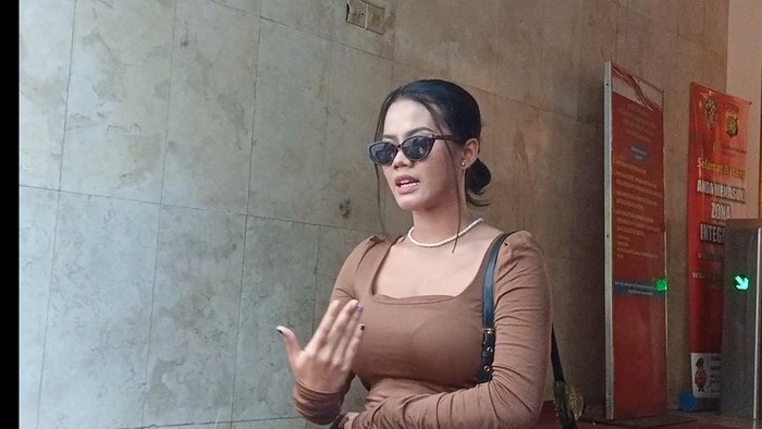 Siskaeee usai menjalani pemeriksaan polisi di Polda Metro Jaya, Senin (25/9/2023), terkait film porno.