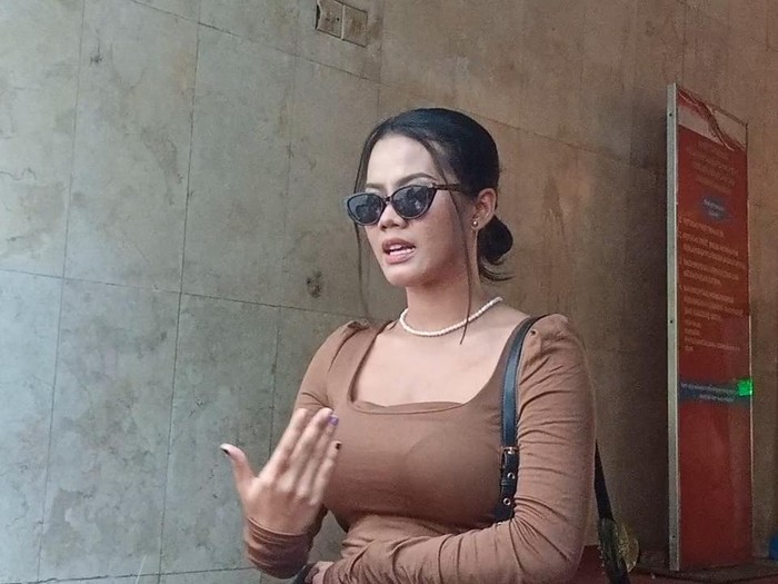 Siskaeee Siskaeee usai menjalani pemeriksaan polisi di Polda Metro Jaya, Senin (25/9/2023), terkait film porno.