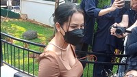 Bintang film Keramat Tunggak itu datang mengenakan baju coklat yang cukup senada dengan warna kulitnya. Awalnya Siskaeee datang memakai kacamata, masker hitam, dan rambutnya digelung. Foto: Ahsan/detikHOT