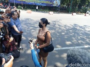 Siskaeee Penuhi Panggilan Polisi soal Film Porno, Ini Penampilannya