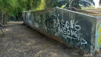 Area ini juga kerap dijadikan tempat minum minuman keras. Tembok arena skateboard juga jadi lahan aksi vandalisme. (Foto: I Putu Adi Budiastrawan/detikBali)