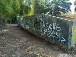 Area ini juga kerap dijadikan tempat minum minuman keras. Tembok arena skateboard juga jadi lahan aksi vandalisme. (Foto: I Putu Adi Budiastrawan/detikBali)
