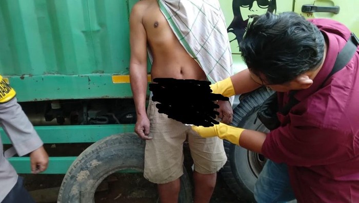 Sopir truk ditemukan tergantung di bak truk di Jalinsum.