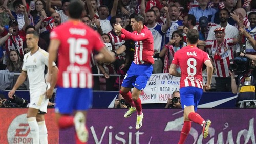 Atletico Madrids Alvaro Morata, center, celebrates after scoring the opening goal during the Spanish La Liga soccer match between Atletico Madrid and Real Madrid at Metropolitan stadium in Madrid, Sunday, Sept. 24, 2023. (AP Photo/Manu Fernandez)