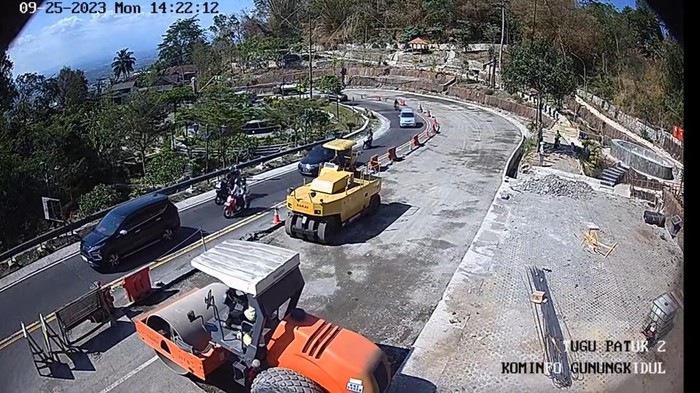 Suasana buka tutup jalur Wonosari-Jogja di Kapanewon Patuk, Kabupaten Gunungkidul, Senin (25/9/2023).