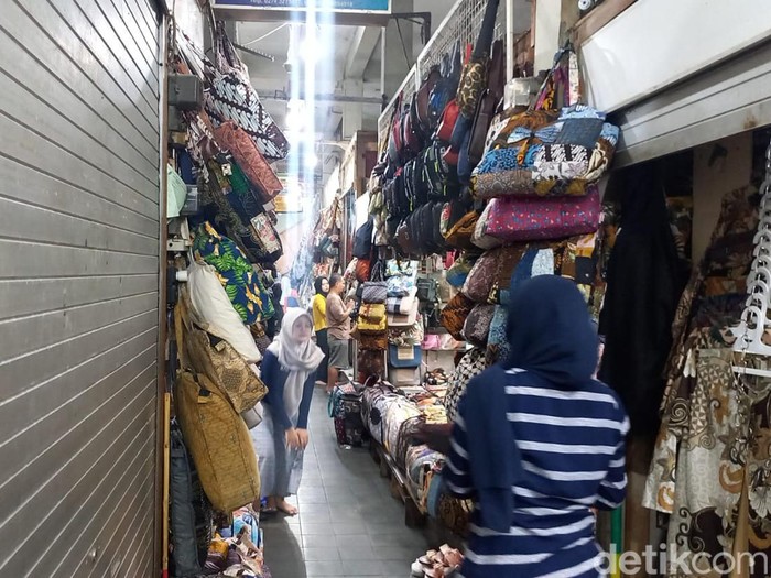 Suasana Pasar Beringharjo, Kota Jogja, yang sepi pembeli, Senin (25/9/2023).