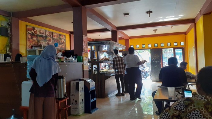 Suasana Rumah Makan Yurin Bandung.