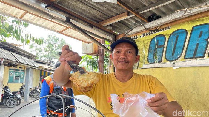 Sukarto penjual gorengan di depan Gang Cukang Kawung