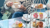 Momen makan mewah Syahrini juga tampak pada momen afternoon tea ini. Ia menikmati teh dengan berbagai kue manis. Foto: Instagram @princessyahrini