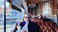 Tak hanya es jeruk, ada juga momen Syahrini ketika ngopi di kafe mewah yang di Tokyo, Jepang. Pose candidnya sukses menarik perhatian. Foto: Instagram @princessyahrini